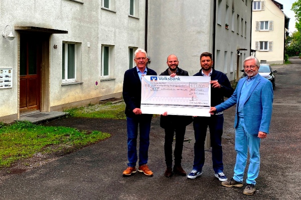 Für den Lions Club Überlingen haben am 6. Mai 2022 Dr. Albrecht Schneider und Christoph Hauser einen Scheck über 7.800 € an Mathias Stahl und Gabriel Kiefer vom Aktionsbündnis ÜBhilft übergeben.