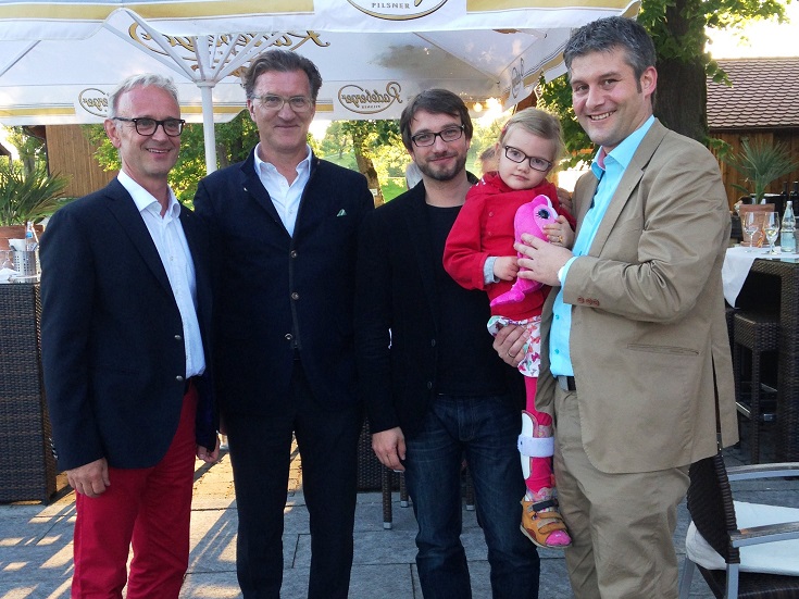 LIONS Golf Turnier 2014 (v.l.: Organisator Thomas Sorg / Präsident des Golfclubs Owingen-Überlingen Jean Claude Parent / Spenden-Empfängerfamilie / Sebastian Schmäh)