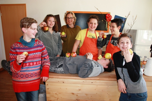Benedikt, Ronja, die Leiterin des Schulcafés Ruth Weiger-Happle, Jacob, Justin, Daryan und Adrian (liegend)
