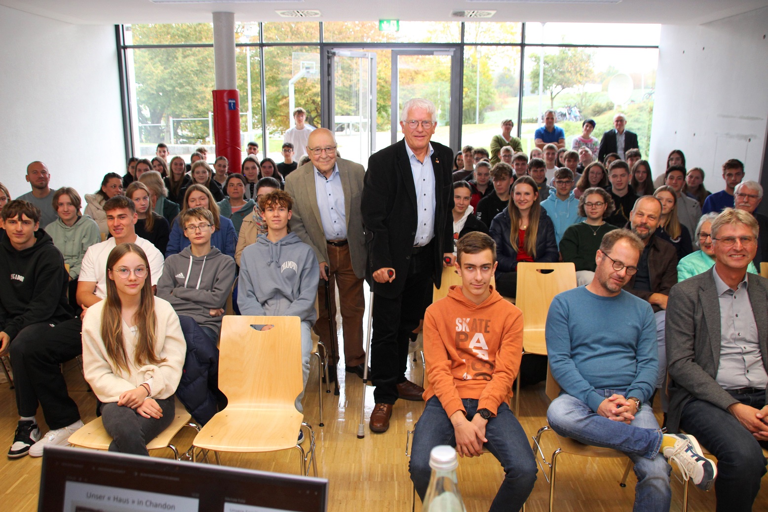 Harry Nussbaum (Bildmitte links) und Dr. Alex Huenges (Bildmitte rechts) im Staufer-Gymnasium Pfullendorf