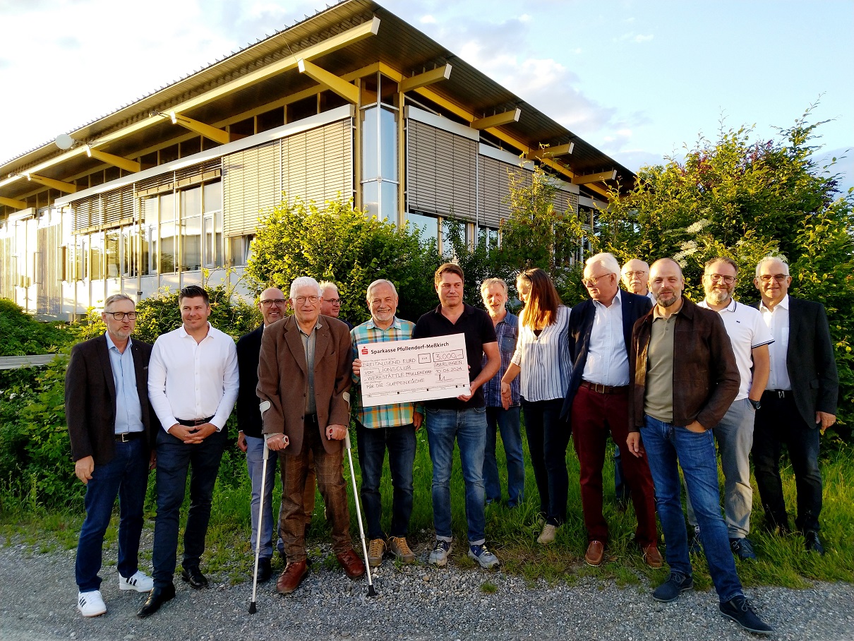 Dr. Jörg Gensch (Präsident des LIONS Club Überlingen) überreicht Rüdiger Semet (Vorstandsvorsitzender Werkstättle e.V. Pfullendorf)