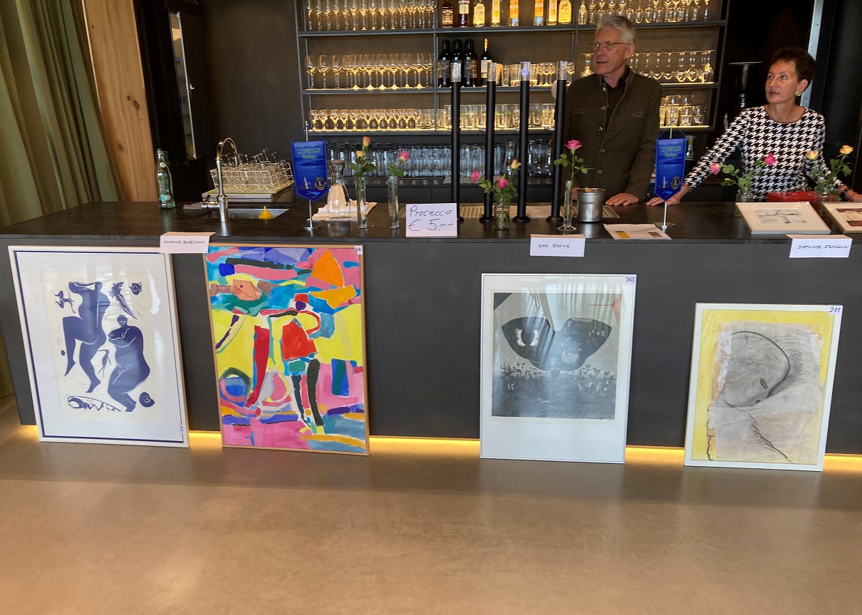 Dr. Albrecht und Dr. Karin Schneider beim Prosecco-Ausschank