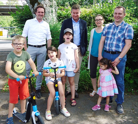 Präsident Fabian Kiesel und Dr. Michael Altmann, Schatzmeister des Hilfswerks des Lions Clubs Überlingen übergeben die Spende an Erzieherin Katja Maier ud Elternbeirat Andreas Roth