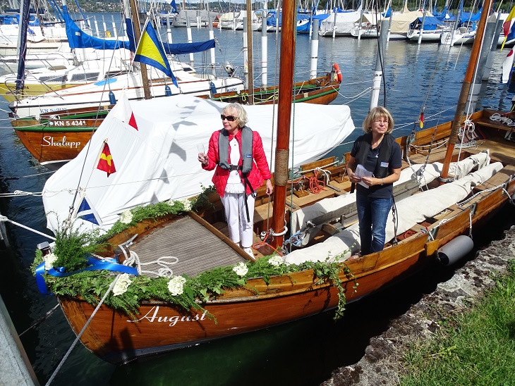 Brigitte Heinzle, Witwe von August Heinzle, tauft den Segelkutter