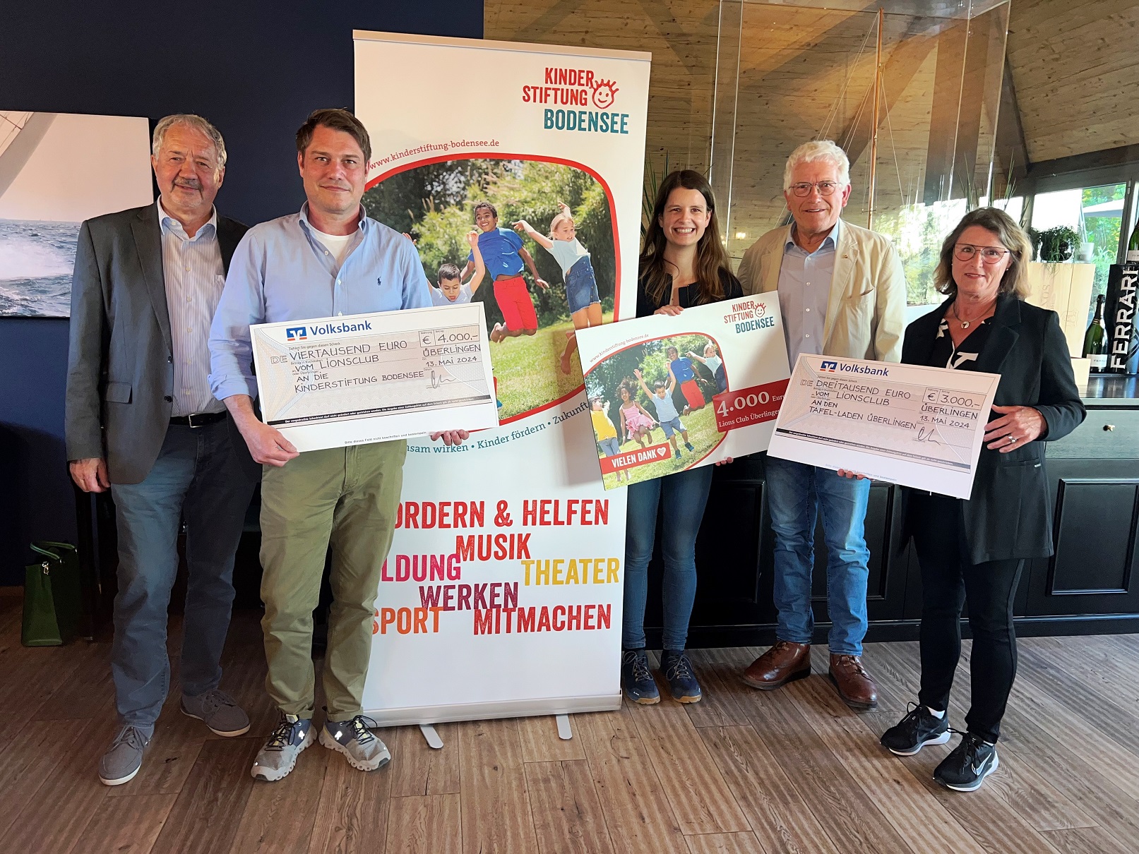 Scheckübergabe Tafelladen Überlingen und Kinderstiftung Bodensee (v.l.: Detlev Kappes, Dr. Jörg Gensch (Präsident des LIONS CLubs Überlingen), Maren Dronia, Dr. Alex Huenges, Angelika Zahn