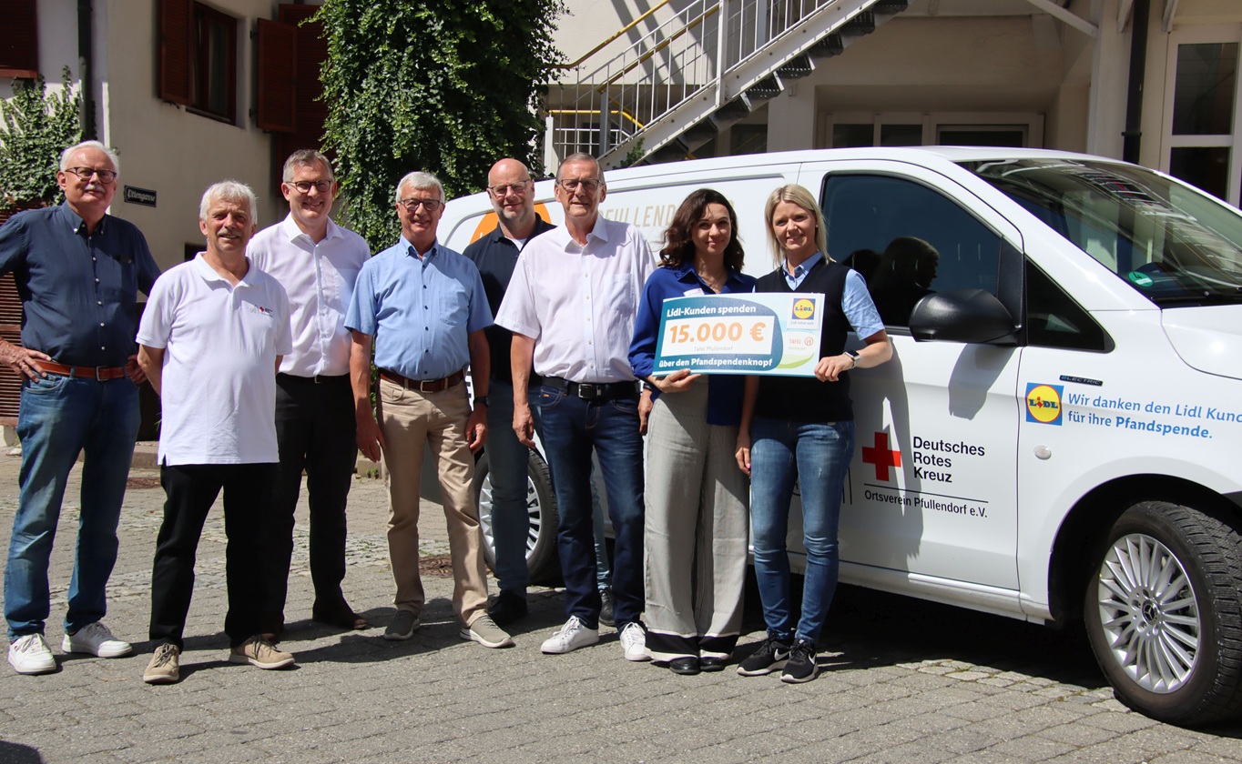Andreas Kees, Vorsitzender des DRK-Ortsverbands Pfullendorf (2. v. l.) sprach bei der Übergabe des neuen Kühlfahrzeugs den Sponsoren-Vertretern seinen Dank aus, der LIONS Club Überlingen wurde vertreten von Christian Steinmann (l.) und Dieter Monka (3. v. r.).
