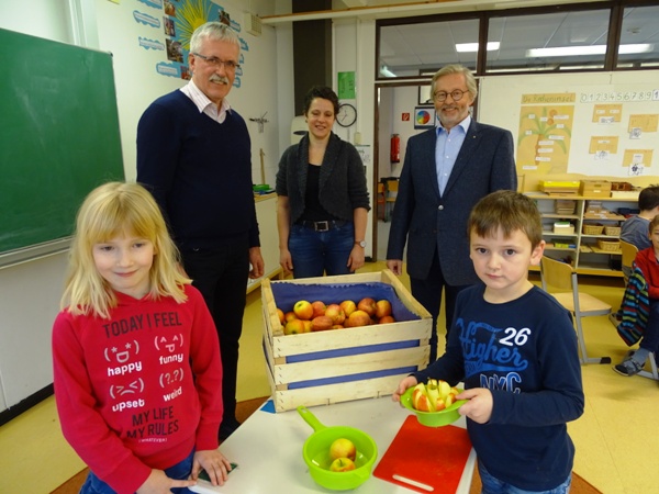 Schülerin Ida, Rektor Wolfgang Panzner, Klassenlehrerin der Klasse 2a Cordula von Malm, Christoph Hauser, Schüler Eris