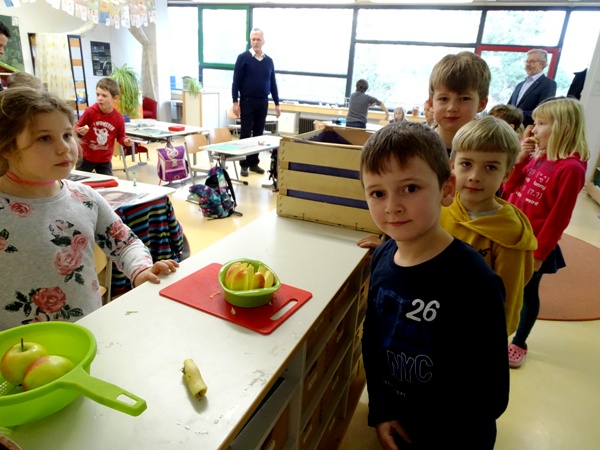 Kinder der Klasse 2a der Burgbergschule Überlingen bei der Apfel-Verteilung