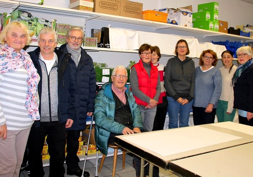 Christoph Hauser und Dr. Alex Huenges (3. und 4. von links) vom LIONS Club Überlingen sowie Brigitte Pirnke und Patricia Burth (3. und 4. von rechts) von den Aach-Linzer Bastelfrauen überreichten dem Tafel-Team Pfullendorf und seinem Vorsitzenden Andreas Kees (2. von links) die Spendenschecks.