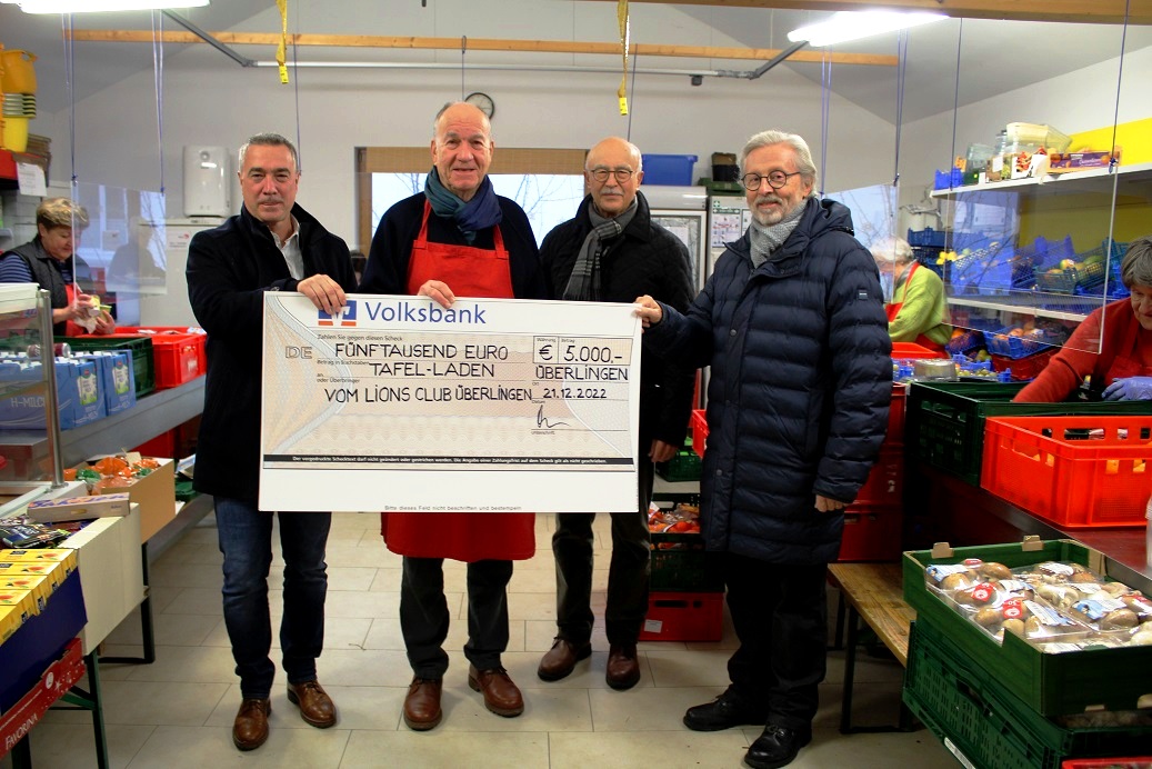 Der LIONS Club Überlingen spendete 5000 Euro für die Überlinger Tafel (von links): Präsident Jorrit Kraus, Tafel-Mitarbeiter Fred Frank und die Clubmitglieder Christian Kühnl und Christoph Hauser Organisator des Überlinger Adventskalenders).