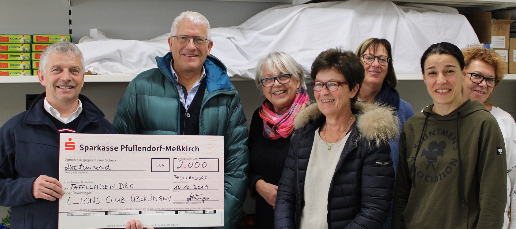 Andreas Kees vom Deutschen Roten Kreuz Pfullendorf erhält von Lionsfreund Dr. Alex Huenges einen Scheck für die Tafel Pfullendorf