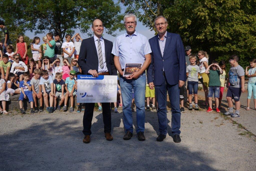 Alexander Böhler (BB-Bank), Rektor Wolfgang Panzner (Burgbergschule), Präsident Matthias Bork (LIONS Club Überlingen)